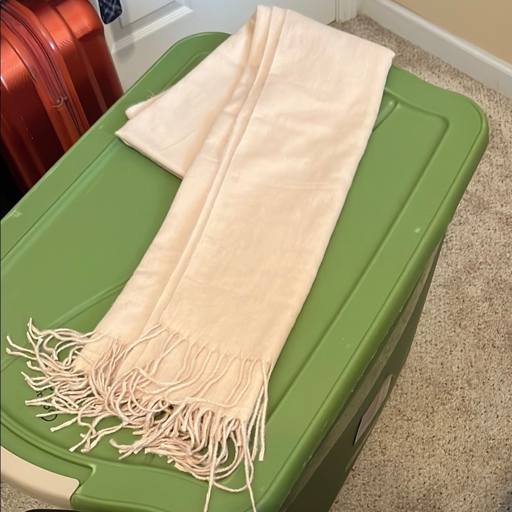 Amazon Essentials Cream Scarf with Fringe